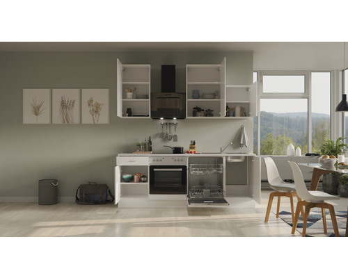 Svetlá kuchyňa s kuchynskými skrinkami, digestorom, umývadlom, umývačkou riadu a elektrickým sporákom