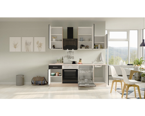 Moderná kuchyňa so vstavanými skriňami, digestorom, umývačkou riadu a jedálenským priestorom