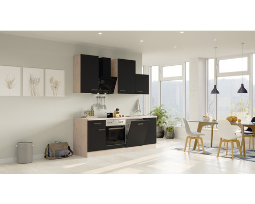 Kuchyňa s hornými skrinkami, digestorom a vstavanými spotrebičmi vo svetlej, moderne zariadenej miestnosti