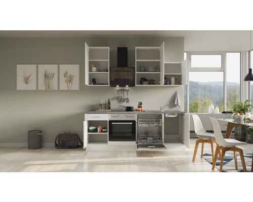 Kuchynská linka so závesnými skrinkami, drezom, sporákom, rúrou a umývačkou riadu vo svetlej kuchyni.