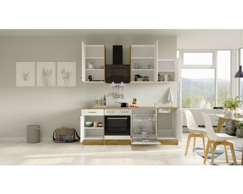 Moderná kuchyňa s bielymi skrinkami, digestorom a umývačkou riadu vo svetlej miestnosti.