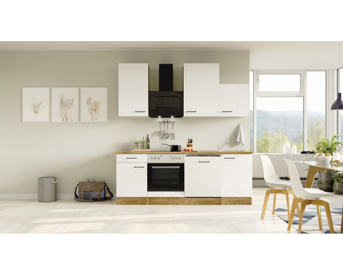 Moderná kuchyňa s bielymi skrinkami a čiernym odsávačom pár