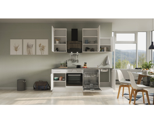 Svetlá kuchyňa so vstavanými skriňami, drezom, sporákom a umývačkou riadu.