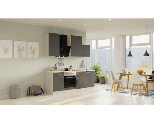 Svetlá kuchyňa s jedálenským stolom a veľkými oknami pre množstvo denného svetla