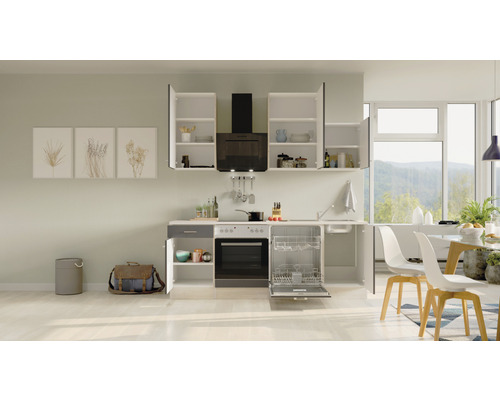 Moderná kuchyňa s umývačkou riadu, sporákom, digestorom a závesnými skrinkami.