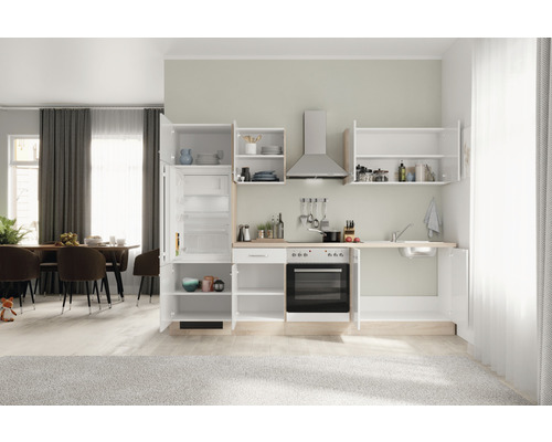 Svetlá kuchyňa s chladničkou, drezom, sporákom a digestorom v otvorenom priestore