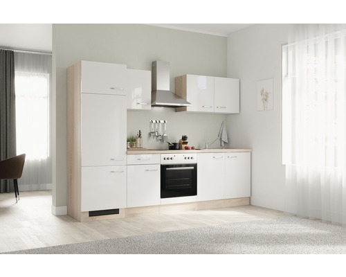 Svetlá kuchyňa s bielymi skrinkami a nerezovým digestorom