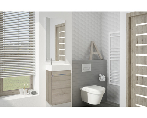 Moderná kúpeľňa s umývadlom, zrkadlom, toaletou a radiátorom