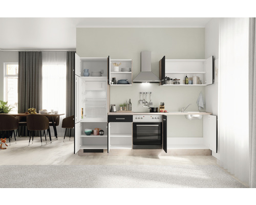 Vstavaná kuchyňa s chladničkou, sporákom, drezom a nástennými skrinkami vo svetlej miestnosti