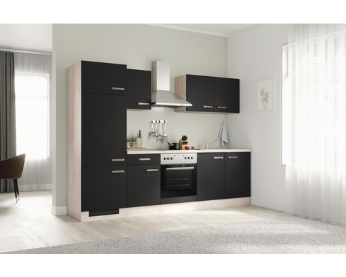 Svetlá kuchyňa s čiernymi skrinkami, digestorom a elektrickým sporákom