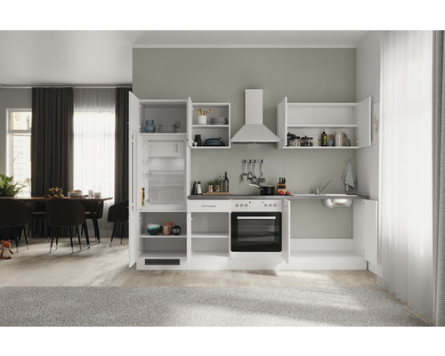 Kompaktná kuchynská linka s drezom, sporákom, rúrou, digestorom a chladničkou vo svetlej miestnosti.