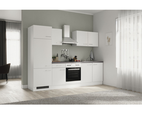 Kompletná kuchynská linka s drezom, sporákom, odsávačom pár a závesnými skrinkami vo svetlej miestnosti