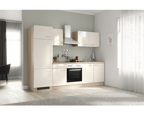 Kompletná kuchynská linka so závesnými skrinkami, digestorom a vstavanou rúrou vo svetlej, moderne zariadenej izbe.