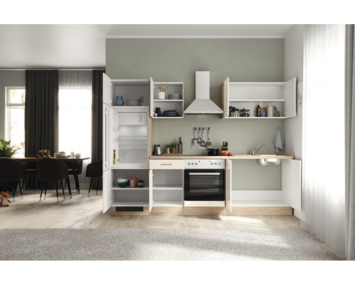 Kuchynská linka so závesnými prvkami, drezom, sporákom a chladničkou v svetlej miestnosti