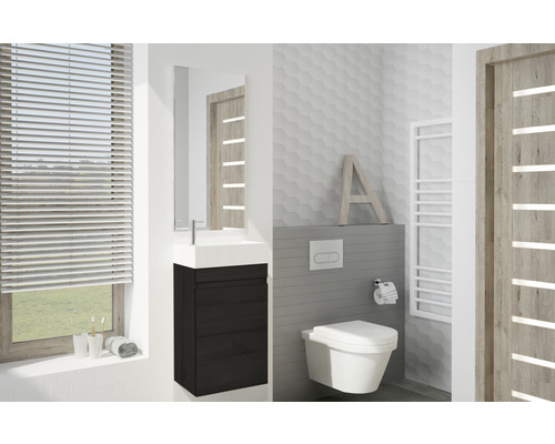 Kúpeľňa s umývadlom, zrkadlovou skrinkou, toaletou a radiátorom