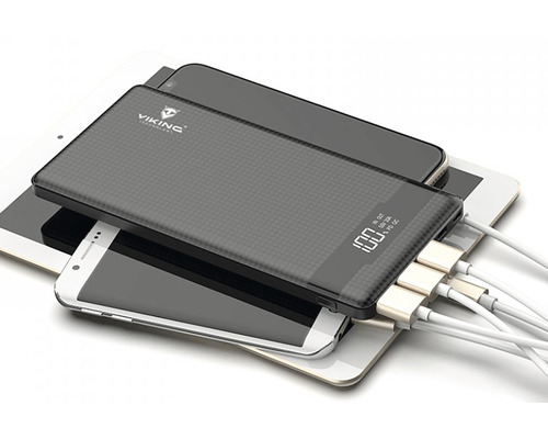 Powerbank s niekoľkými zariadeniami a káblami