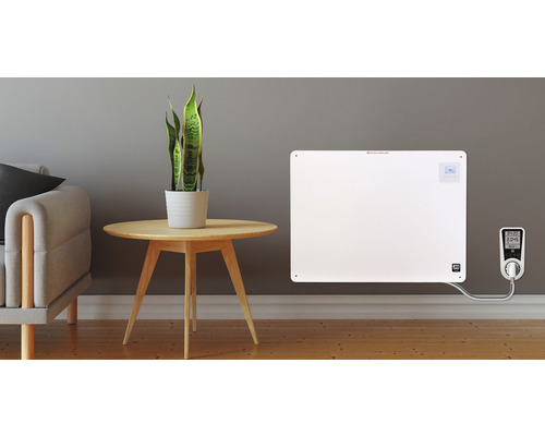 Scéna s elektrickým radiátorom, stolom a rastlinou v kvetináči.