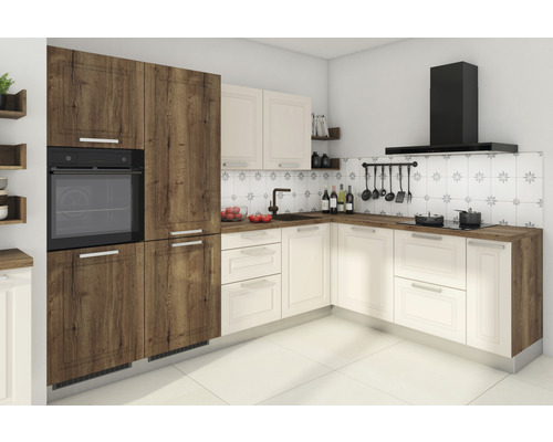 Svetlá kuchyňa s kuchynskými skrinkami s dreveným vzhľadom a varnou doskou pod digestorom.