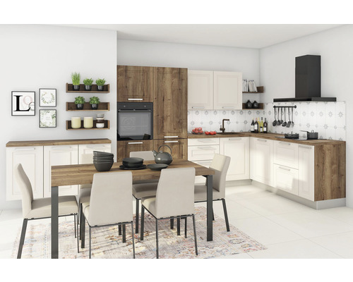 Moderná kuchyňa s jedálenským stolom, stoličkami a kuchynským nábytkom v drevenom prevedení a svetlých tónoch