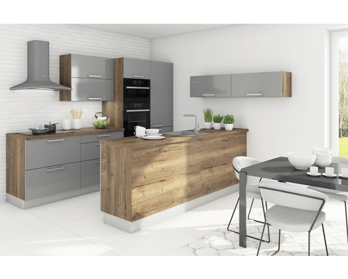 Moderná kuchyňa s kuchynským ostrovčekom, odsávačom pár a jedálenským stolom