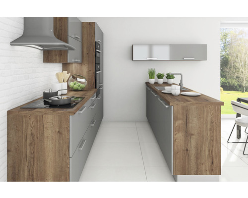 Moderná kuchyňa so sivými skrinkami a drevenými pracovnými doskami