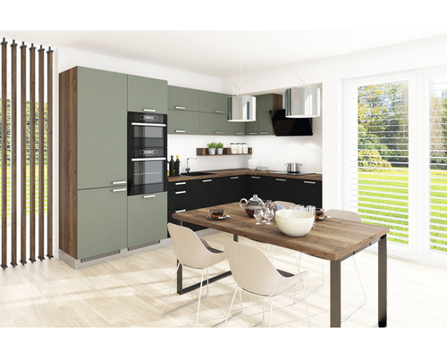 Moderná kuchyňa s jedálenským stolom a stoličkami vo svetlej miestnosti.