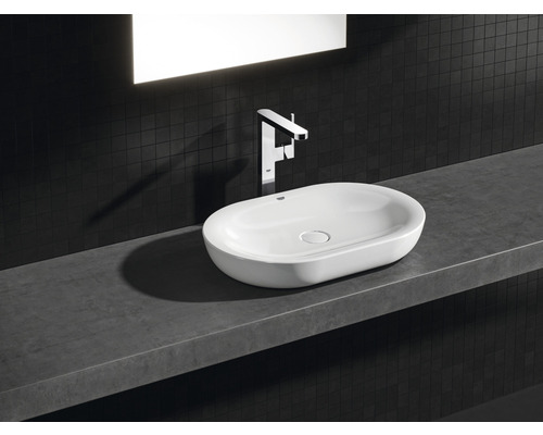 Oválne keramické umývadlo na doske s batériou