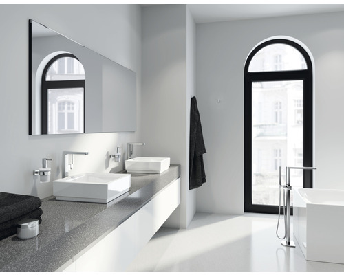 Svetlá kúpeľňa s dvojitým umývadlom, zrkadlom a vaňou pred oknom