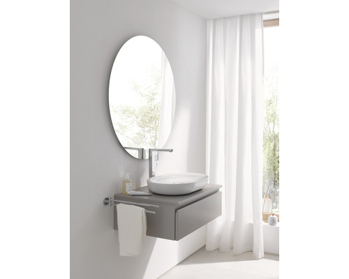 Kúpeľňa s oválnym zrkadlom, umývadlom, vodovodnou batériou, držiakom na uteráky a spodnou skrinkou