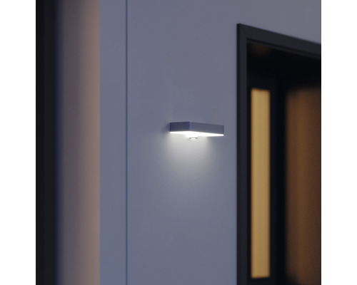 Obdĺžnikové nástenné svietidlo na stene pri dverách