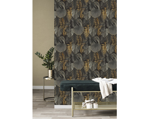 Pohľad do miestnosti so vzorovanou tapetou s motívom botanických listov.