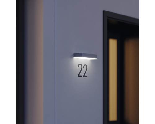 Osvetlenie domového čísla s číslom 22 vedľa dverí
