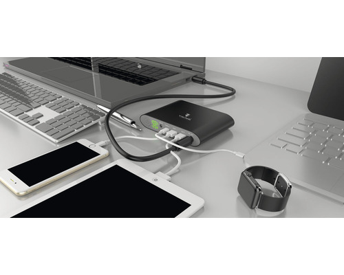 Niekoľko elektronických zariadení, vrátane notebooku, tabletu a smartfónu, pripojených k čiernej powerbanke