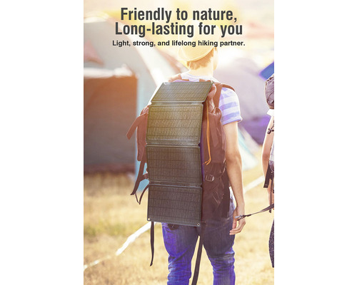 Osoba s prenosným solárnym panelom na batohu pri turistike