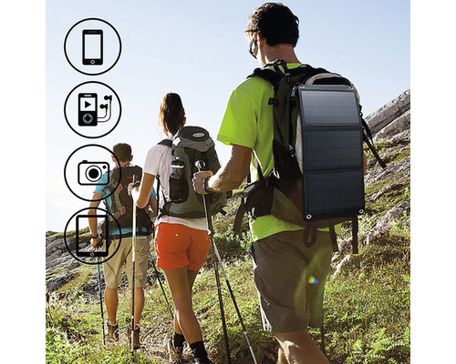 Turisti so solárnym panelom na batohu na nabíjanie elektronických zariadení