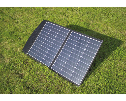 Skladací solárny panel na trávniku