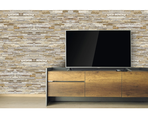Vinylový obklad stien d-c-fix Ceramics Stone wall piesková 67,5 cm šírka (metráž) Obývacia izba s kamennou tapetou a televízorom na drevenej skrinke