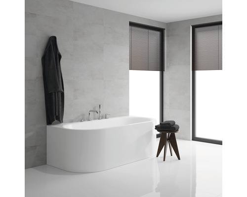 Svetlá kúpeľňa s vaňou, okná so žalúziami a stolička s uterákmi