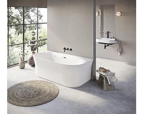 Kúpeľňa s voľne stojacou vaňou, umývadlom, zrkadlom, lavicou a kobercom