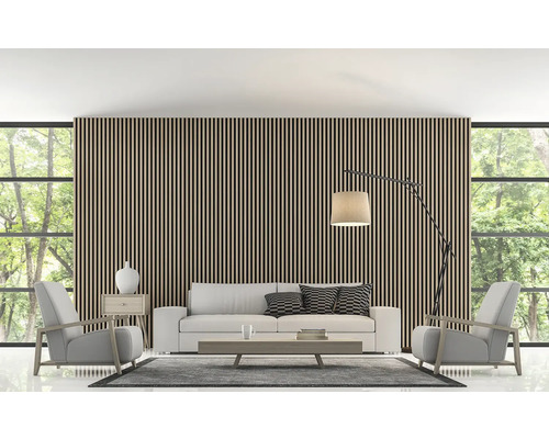 Obývacia izba s lamelovou stenou, pohovkou, kreslami a stojacou lampou