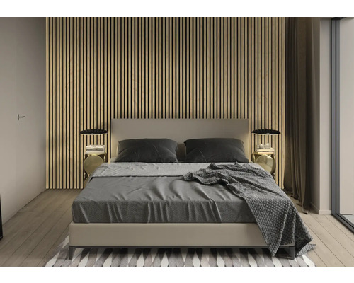 Spálňa s posteľou, nočnými stolíkmi a stenou s drevenými panelmi