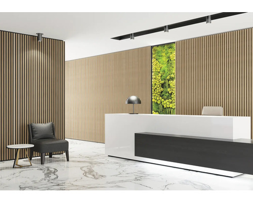 Recepcia s drevenými panelmi, recepciou a posedením