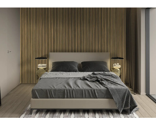 Spálňa s manželskou posteľou, nočnými stolíkmi a dreveným obkladom stien