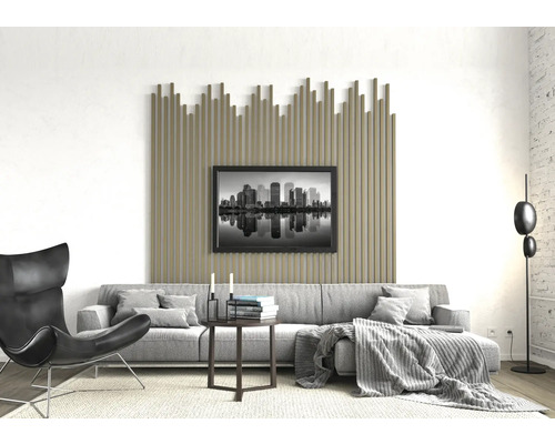 Moderná obývacia izba s pohovkou, kreslom, príručným stolíkom, stojacou lampou a stenovými panelmi