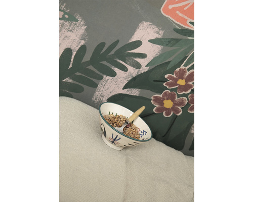 Miska s müsli a lyžicou na deke