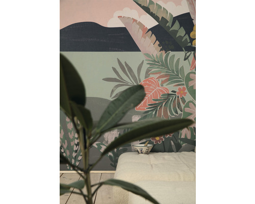 Dekoratívna spálňa s tapetou so vzorom džungle, bielou posteľou a izbovou rastlinou