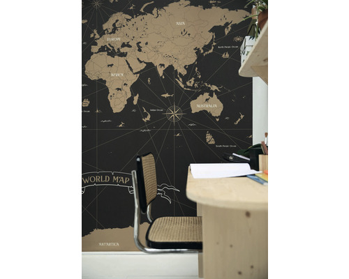 Mapa sveta ako dekorácia na stenu v izbe so stolom a stoličkou
