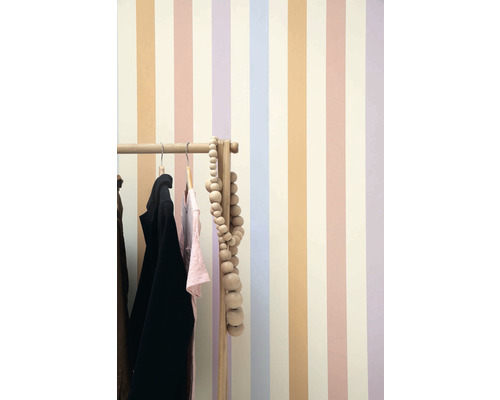 Pohľad na izbu s pruhovanou tapetou a vešiakom na oblečenie.