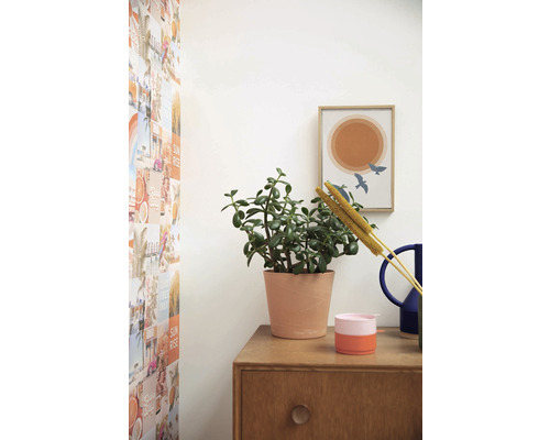 Dekoratívny interiér s komodou, izbovou rastlinou v kvetináči, obrázkom a tapetou