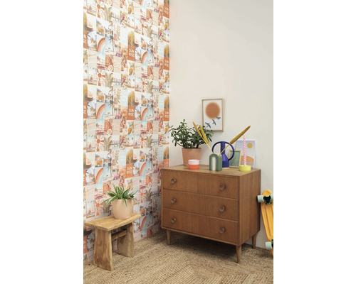 Dekoratívna izba s komodou, stoličkou, izbovými rastlinami a fototapetou